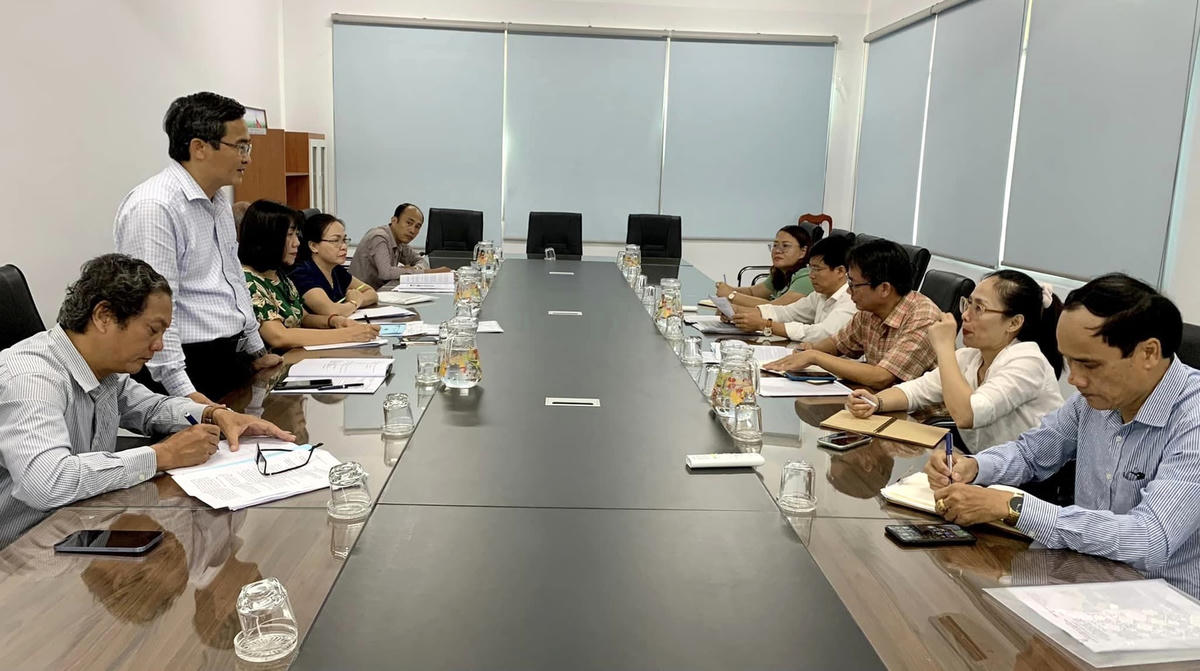 Quang cảnh buổi làm việc.  