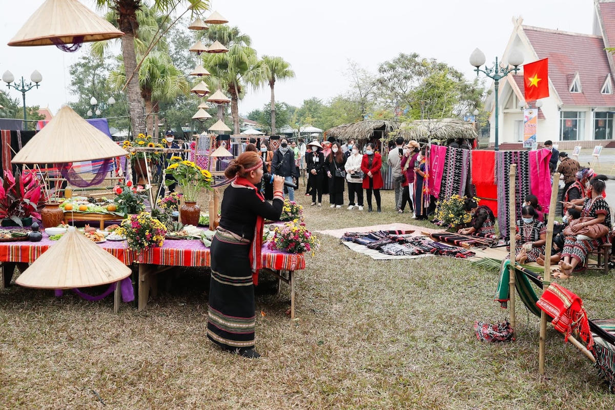 Tái hiện hoạt động "Sắc màu Tây Nguyên" tại Làng Văn hóa - Du lịch các dân tộc Việt Nam. Ảnh: Quang Vinh