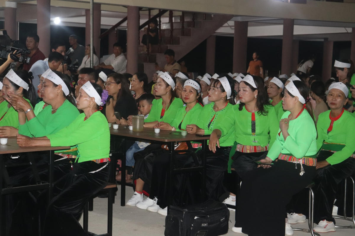 Người dân bản Ao Lươn trong sắc phục dân tộc tham dự Ngày hội Đại đoàn kết toàn dân.