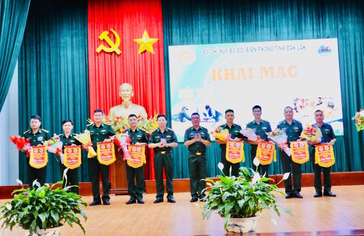 Đại tá Đào Viết Hùng, Tỉnh uỷ viên, Chỉ huy trưởng BĐBP tỉnh Đắk Lắk, và Đại tá Đỗ Quang Thấm, Uỷ viên Ban Thường vụ Đảng uỷ, Phó Chính uỷ BĐBP tỉnh, tặng Cờ Lưu niệm và hoa cho các đội.