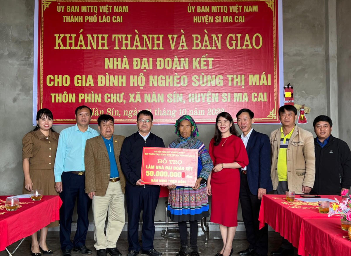 Bàn giao nhà Đại đoàn kết cho gia đình bà Sùng Thị Mái, thôn Phìn Chư, xã Nàn Sín, huyện Si Ma Cai. Ảnh: Sùng Chúng.