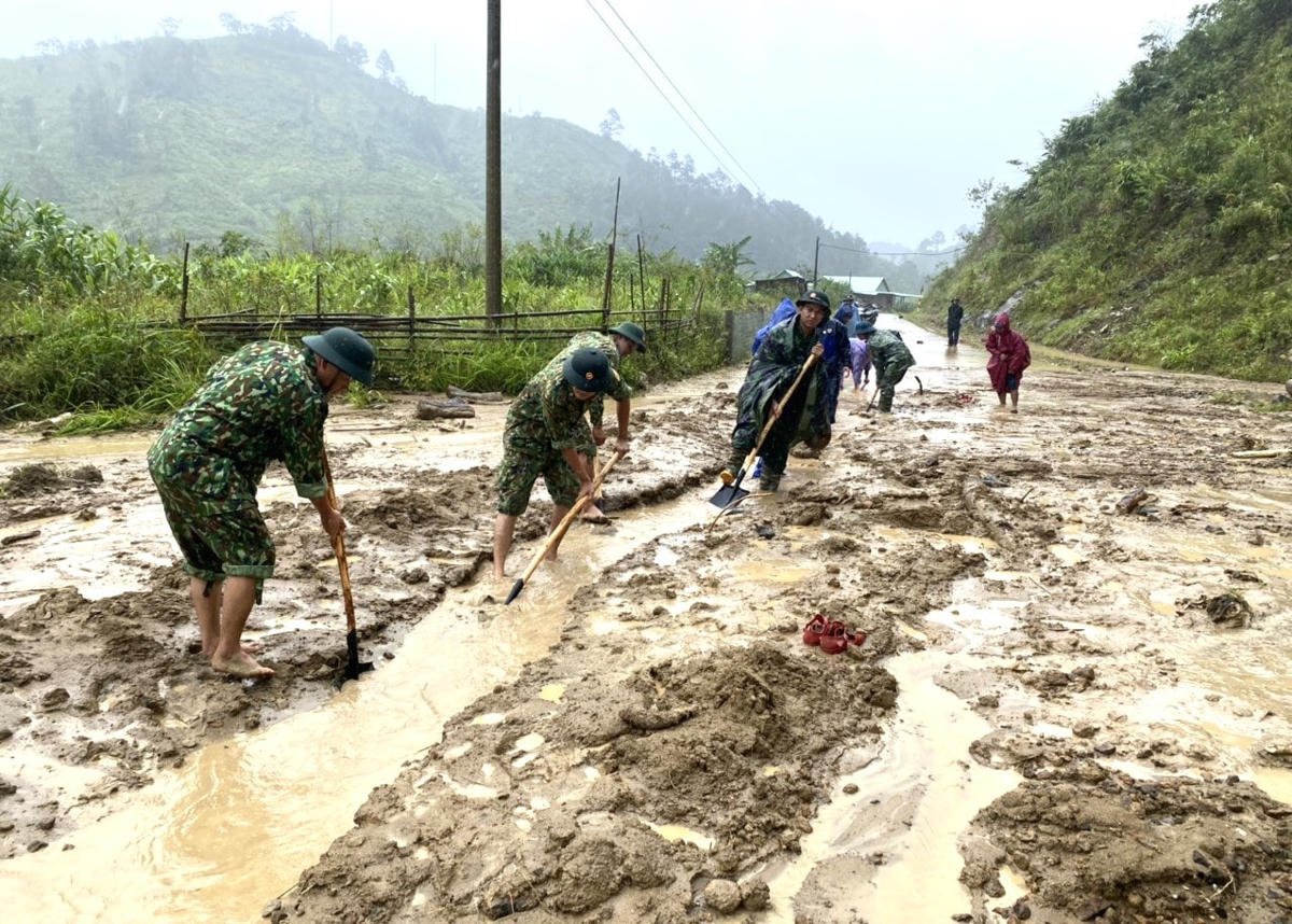 Bộ đội Biên phòng tỉnh Quảng Nam giúp dọn bùn đất trên tuyến đường ở Nam Giang.