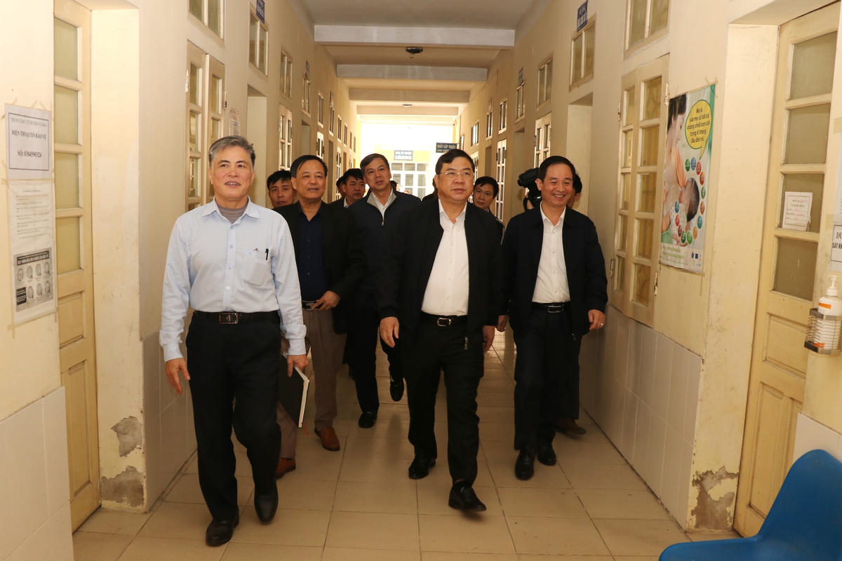 Bí thư Tỉnh ủy Nam Định Phạm Gia Túc (áo khoác đen, hàng đầu) cùng đoàn công tác của tỉnh Nam Định kiểm tra hoạt động tại Trung tâm Y tế huyện Vụ Bản.