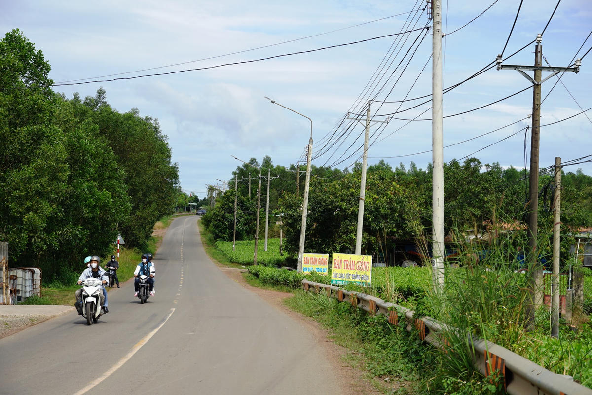 Chỉ cách TP Hồ Chí Minh khoảng 70 km, các bạn trẻ thường chọn xe máy là phương tiện để đến hồ Trị An khám phá, trải nghiệm. Ảnh: Mạnh Thìn.