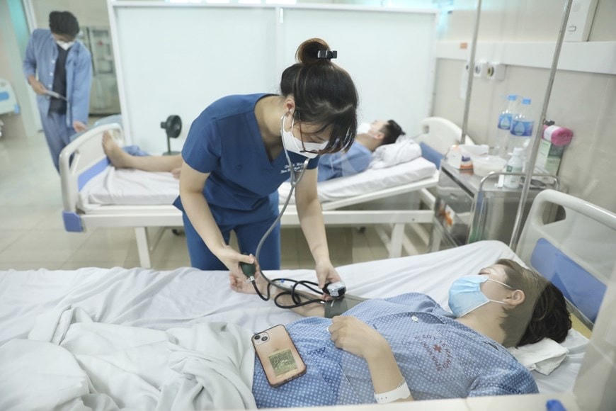 Bệnh nhân mắc cúm điều trị tại bệnh viện. Ảnh: TTXVN.