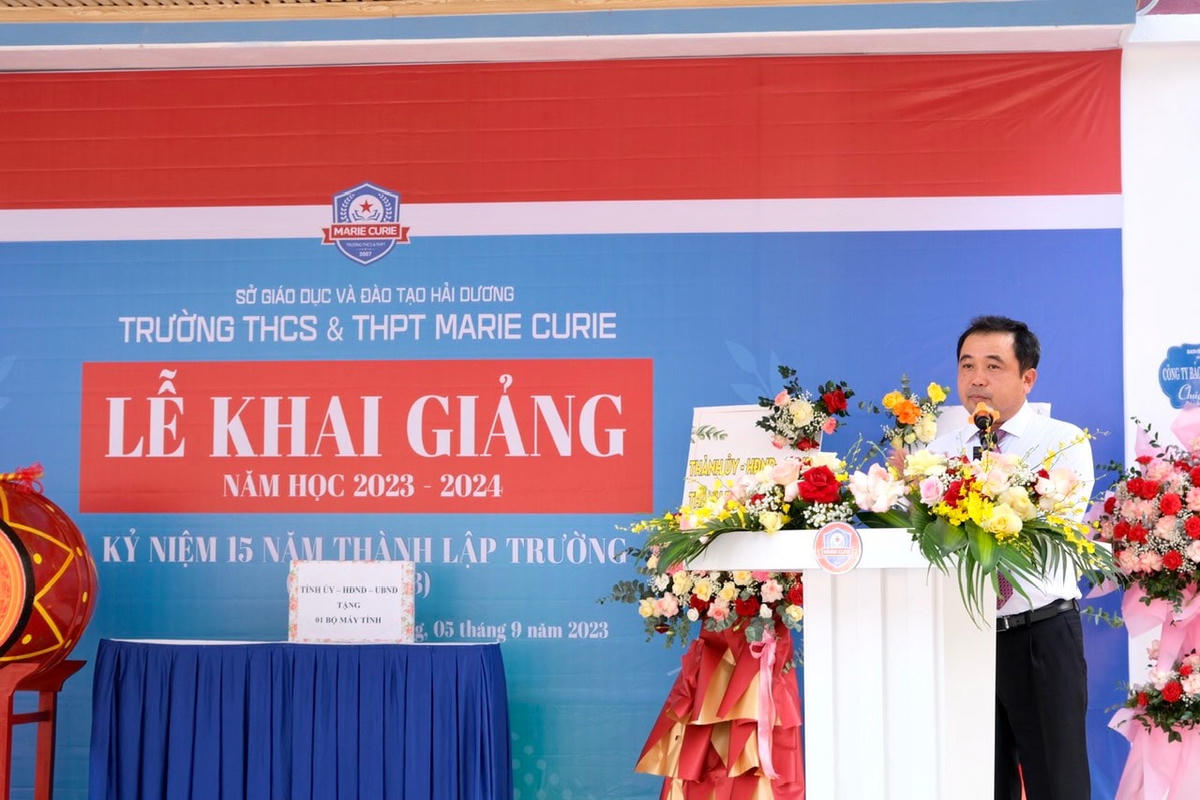 Ông Trần Đức Thắng – Ủy viên Trung ương Đảng, Bí thư Tỉnh ủy Hải Dương phát biểu tại lễ khai giảng năm học mới tại của trường THCS & THPT Marie Curie