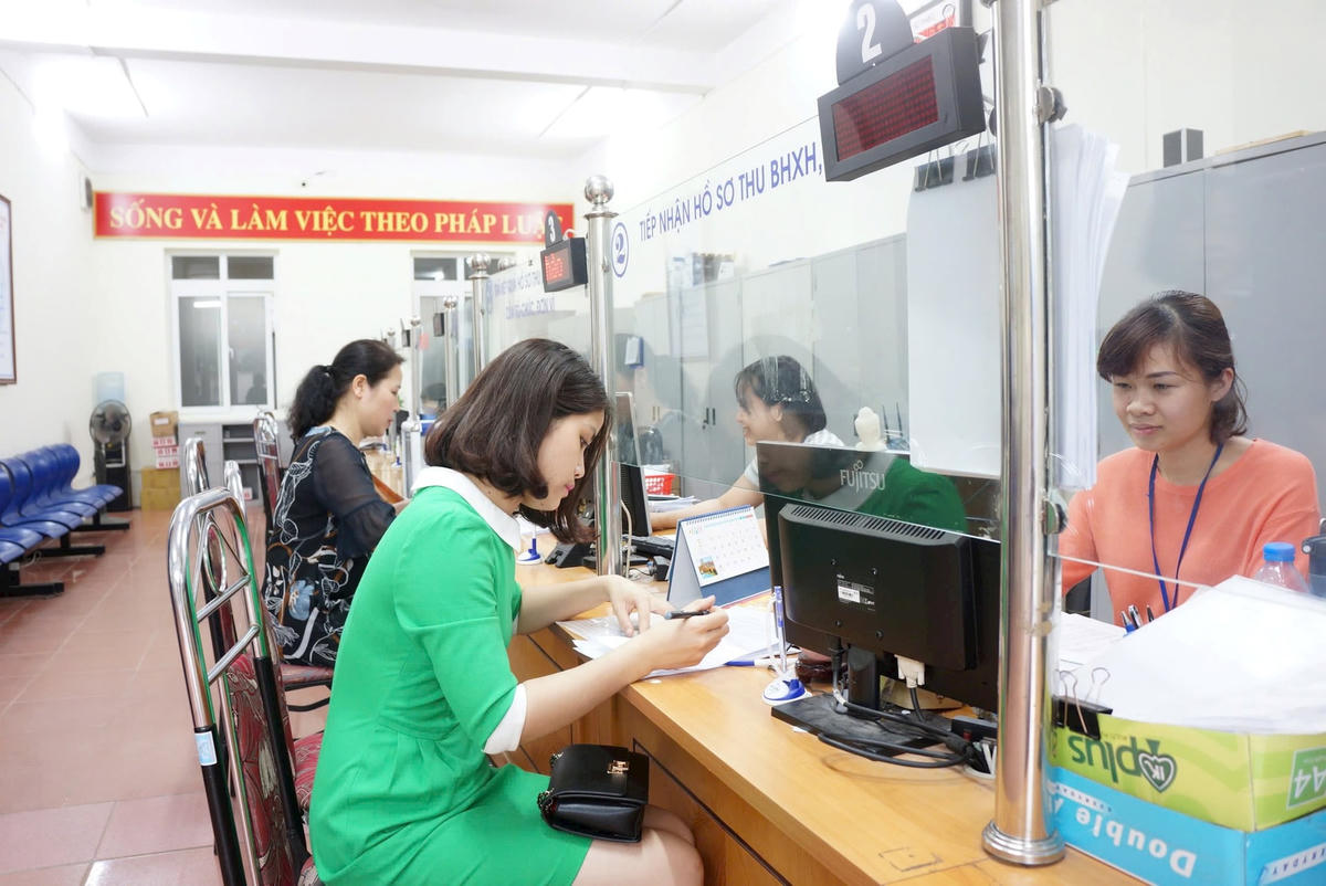 Người dân làm thủ tục Bảo hiểm xã hội- Ảnh minh họa