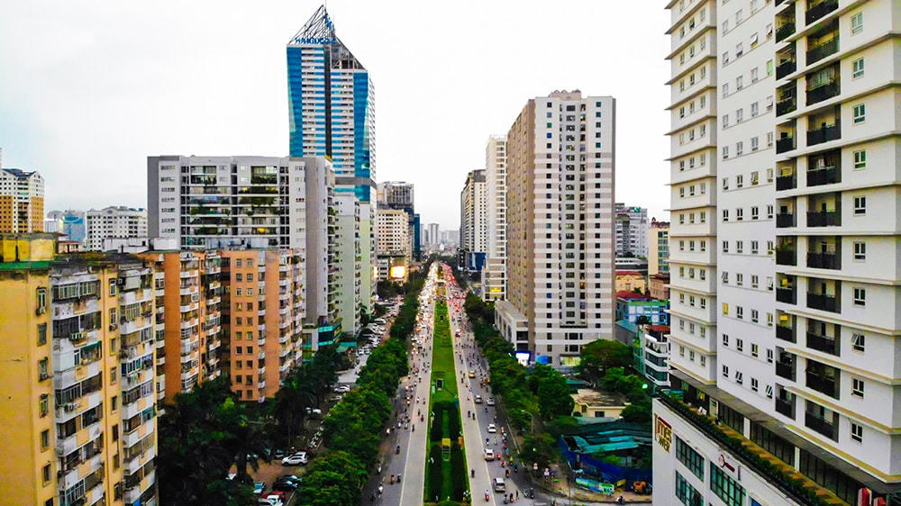 Hà Nội bị áp lực bởi nhiều tòa cao ốc, thiếu không gian xanh. Ảnh: X.N.