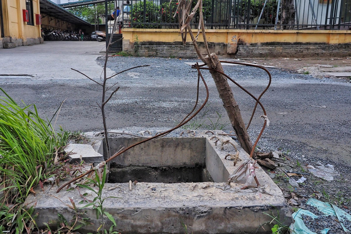Những hố ga "lộ thiên" trực chờ "bẫy" người đi đường.