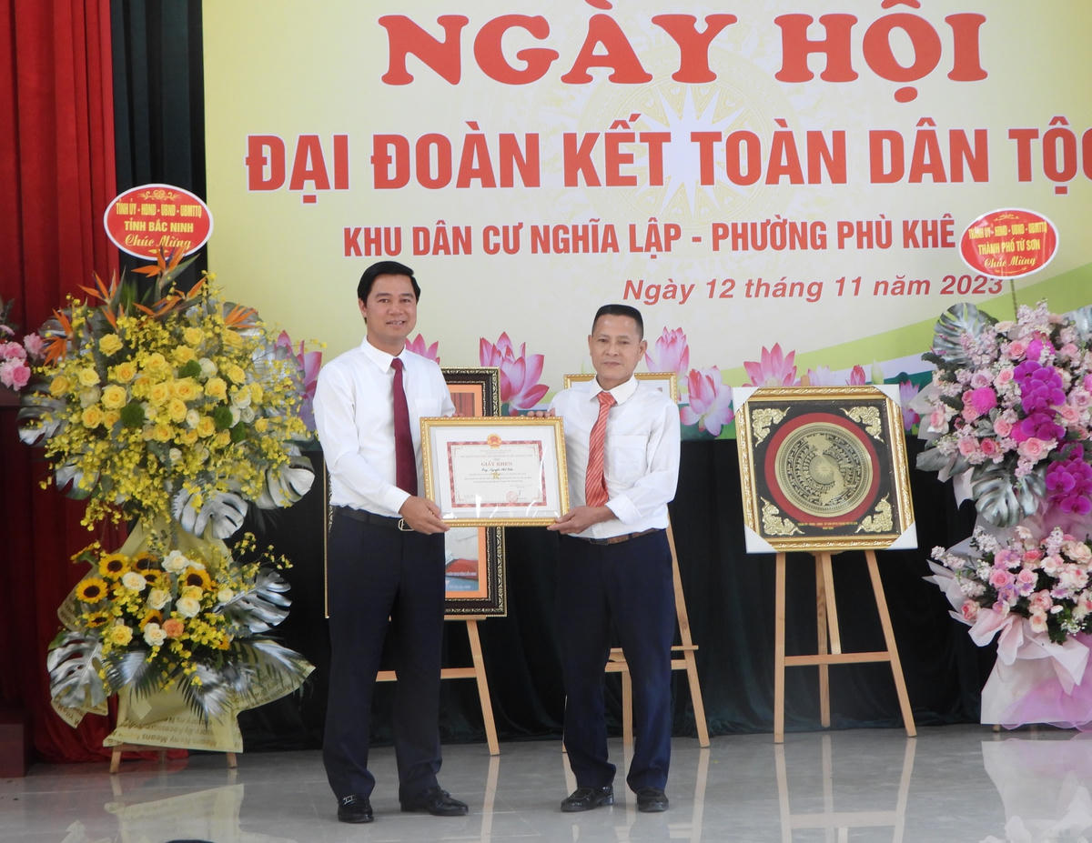Bí thư Thành ủy Từ Sơn Lê Xuân Lợi trao tặng Giấy khen cho Trưởng ban Công tác Mặt trận khu dân cư.