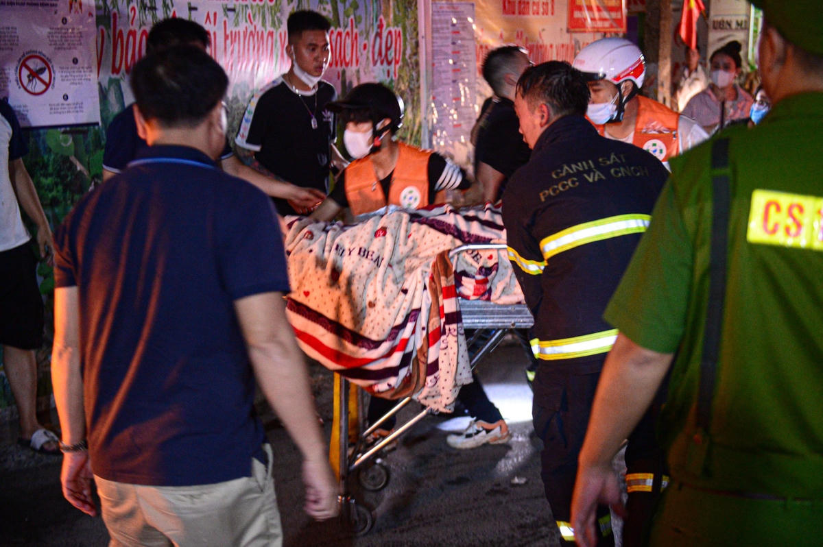 Theo UBND quận Thanh Xuân, Hà Nội, đến 5h ngày 13/9, thống kê sơ bộ, lực lượng chức năng đã thực hiện cứu hộ thành công trên 70 người dân, đưa đi cấp cứu 54 người, trong đó có người đã tử vong.