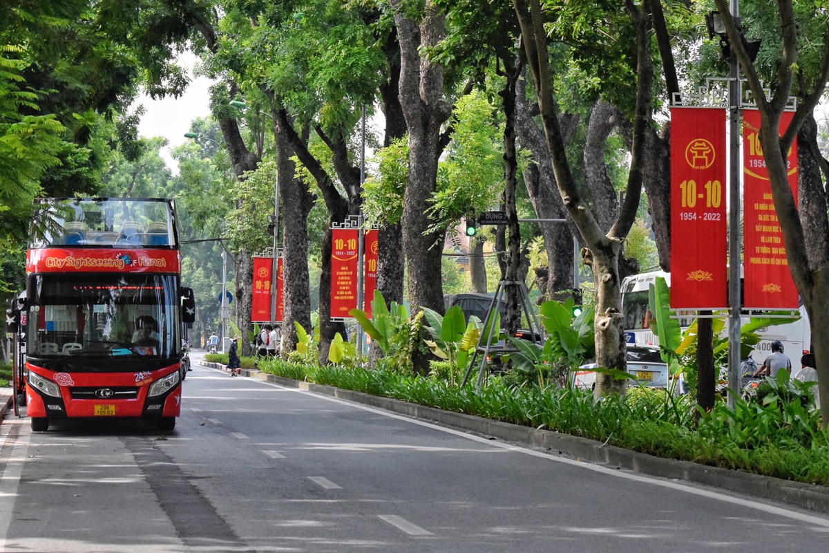 Phố phường Hà Nội trang hoàng rực rỡ mừng Kỷ niệm 68 năm Ngày Giải phóng Thủ đô