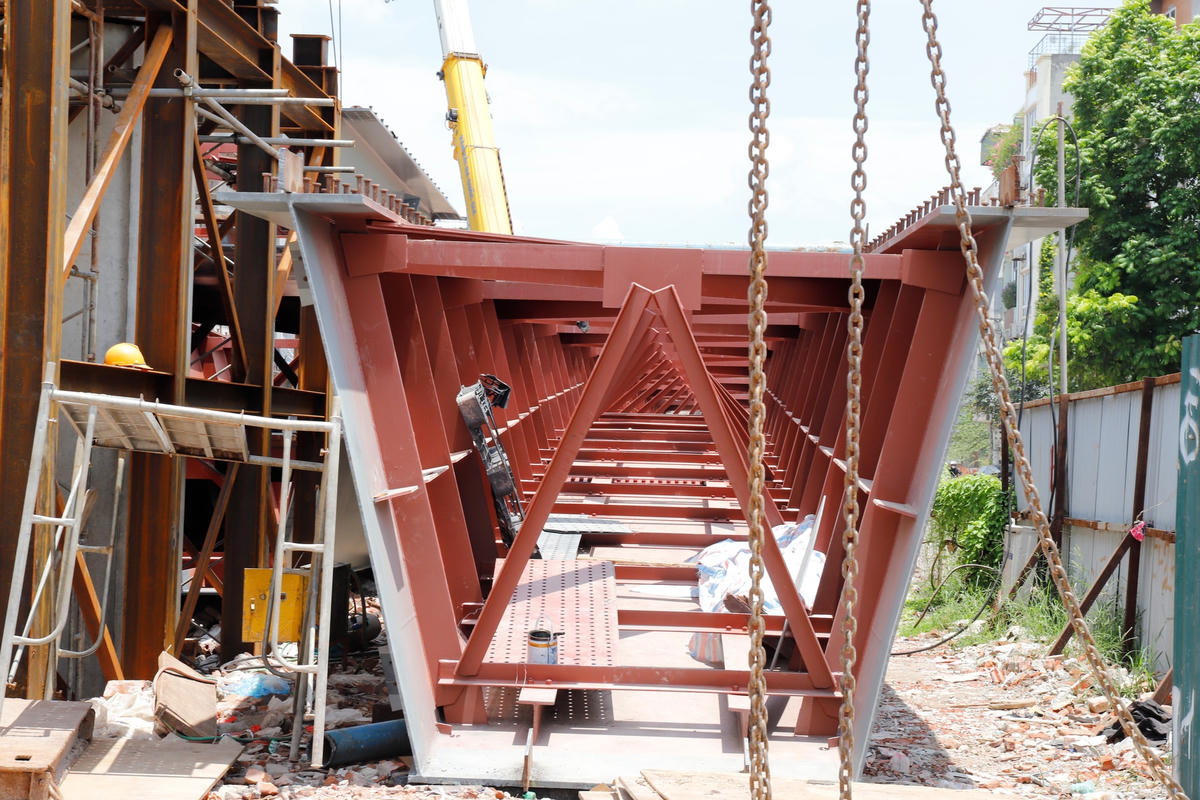 Cầu vượt cạn trên phố Nguyễn Văn Cừ là hạng mục thi công lâu nhất trên trục đường được ví là con đường nghìn tỷ của quận Long Biên.