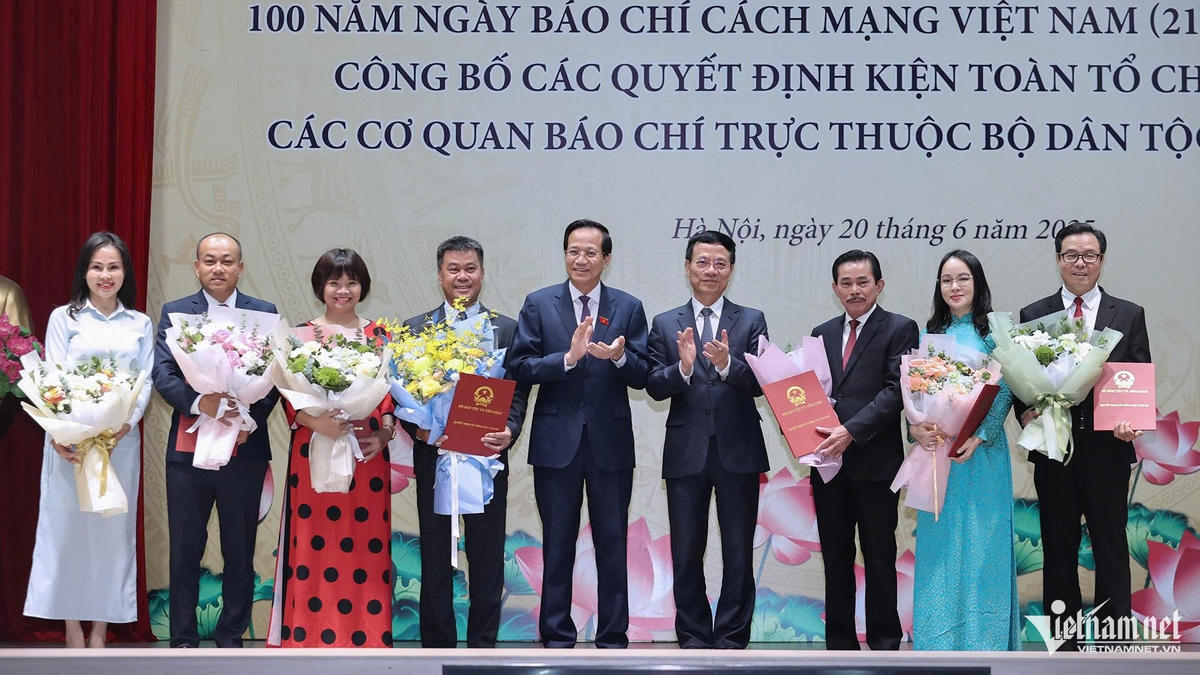 W-Hai Bo truong chuc mung bo nhiem.jpg