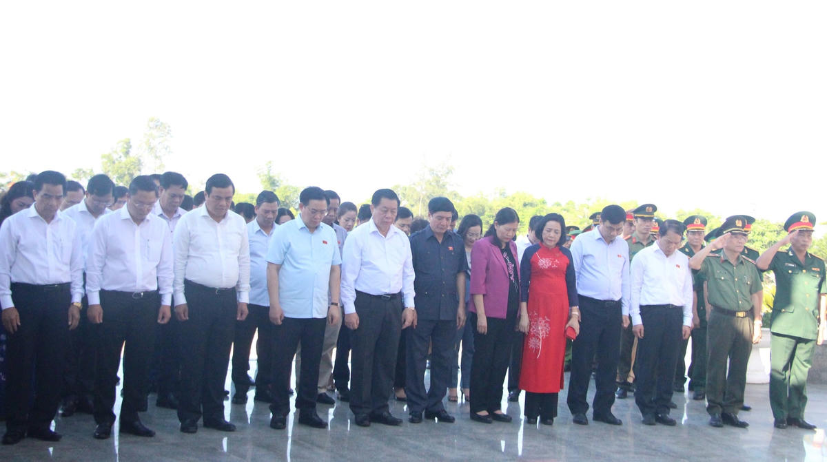 Đoàn công tác dành phút mặc niệm bày tỏ lòng thành kính, tri ân công ơn các anh hùng liệt sĩ, các Mẹ Việt Nam anh hùng.