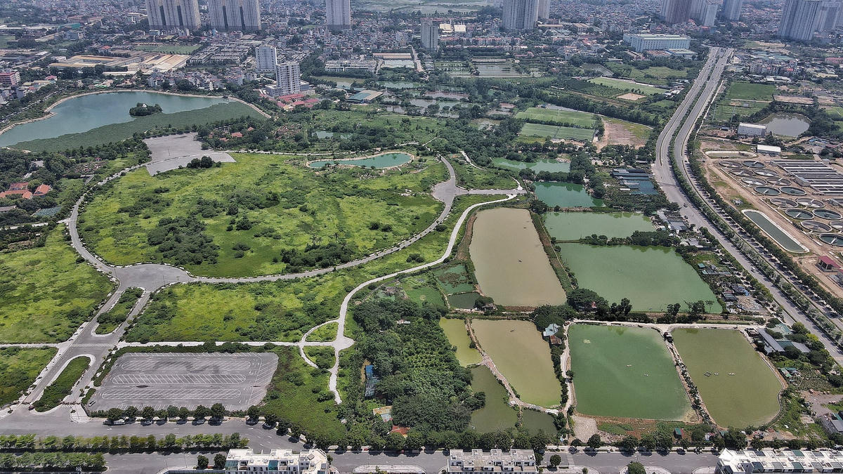 Công viên Chu Văn An được phê duyệt quy hoạch bởi Sở quy hoạch - Kiến trúc và UBND huyện Thanh Trì vào ngày 20/8/2009, đồng thời cũng chính thức công bố Quy hoạch chi tiết 1/500 khu tưởng niệm nhà giáo, danh nhân Chu Văn An. Khu tưởng niệm danh nhân Chu Văn An và công viên Chu Văn An được xây dựng trên địa phận xã Thanh Liệt, huyện Thanh Trì, Hà Nội.