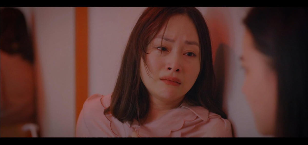 Phân cảnh Khánh bị cưỡng bức trong khách sạn gây tranh cãi. 