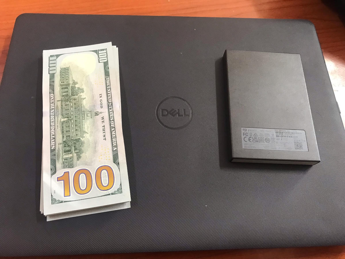 4.700 USD Mỹ và laptop.