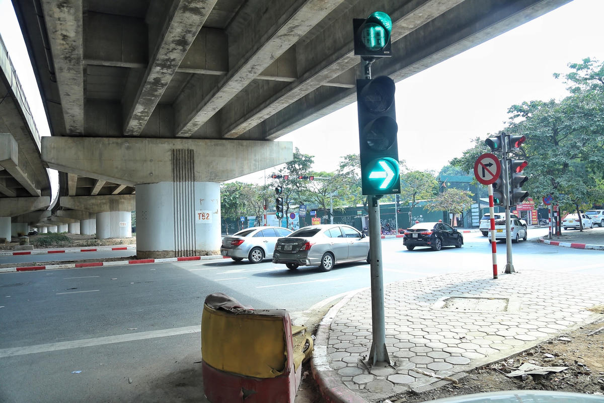 Một chiếc ghế bị hư hỏng được vứt ngay dưới chân cột đèn giao thông nhưng không hề được xử lý gây mất mỹ quan đô thị.
