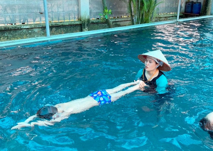 Hiện tại, cô Thơm vẫn đang mở khóa học bơi miễn phí tại các bể bơi tư nhân, và thường bỏ tiền túi ra mua vé cho học sinh học bơi. Ảnh: NVCC.