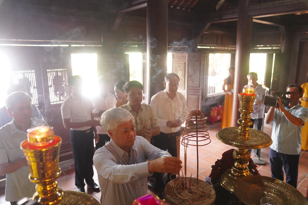 Chủ tịch Đỗ Văn Chiến dâng hương tại Khu lưu niệm Đại thi hào Nguyễn Du (huyện Nghi Xuân, Hà Tĩnh).