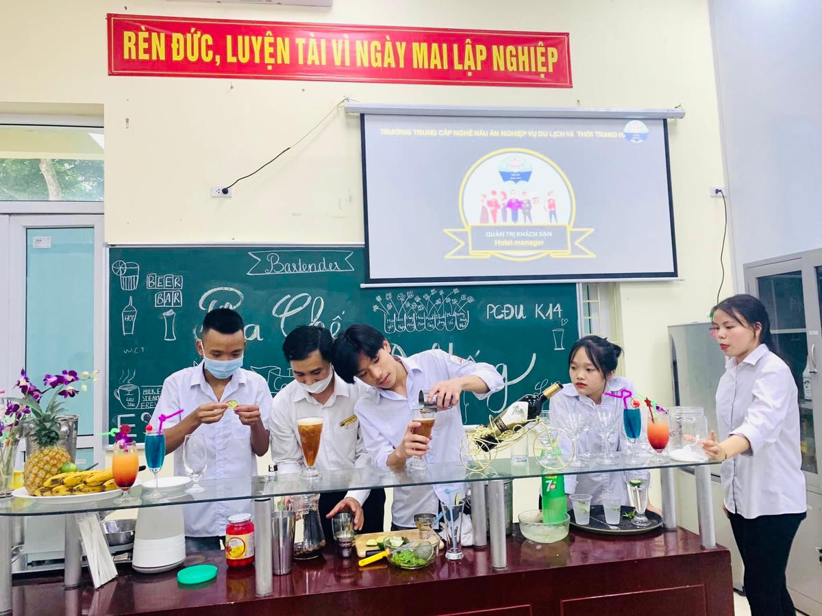 Học sinh K16 Trường Trung cấp nghề Nấu ăn – Nghiệp vụ du lịch và thời trang Hà Nội vừa nhập học.