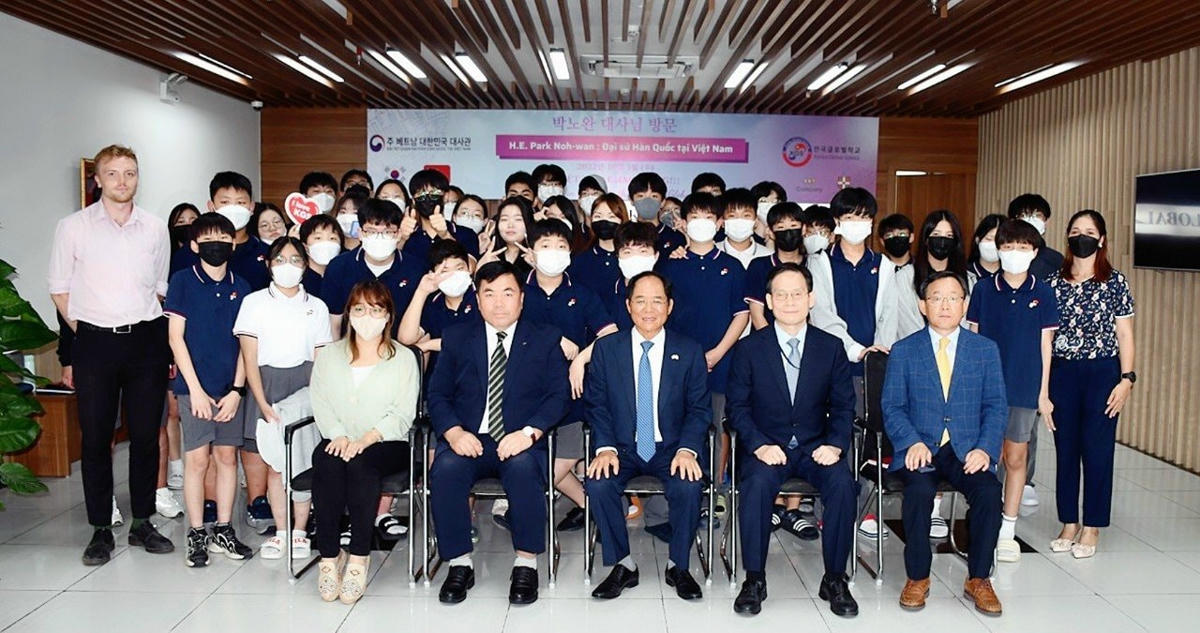 Đại sứ Hàn Quốc tại Việt Nam Park Noh-wan chụp ảnh lưu niệm cùng thầy cô Trường Korea Global School (KGS).