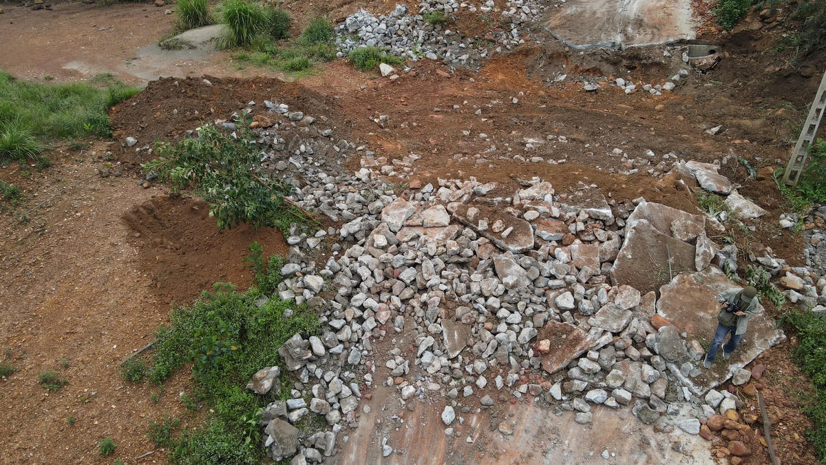 Tại buổi kiểm tra, UBND huyện Sóc Sơn và xã Minh Phú đã thống nhất cắt ngang đường bê tông thành 4-5 điểm để thoát nước.