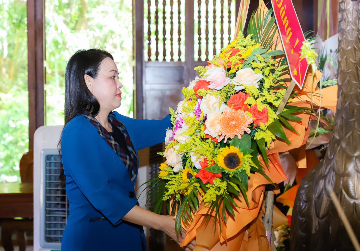 Phó Chủ tịch - Tổng Thư ký Nguyễn Thị Thu Hà thăm, tặng quà tại Nghệ An