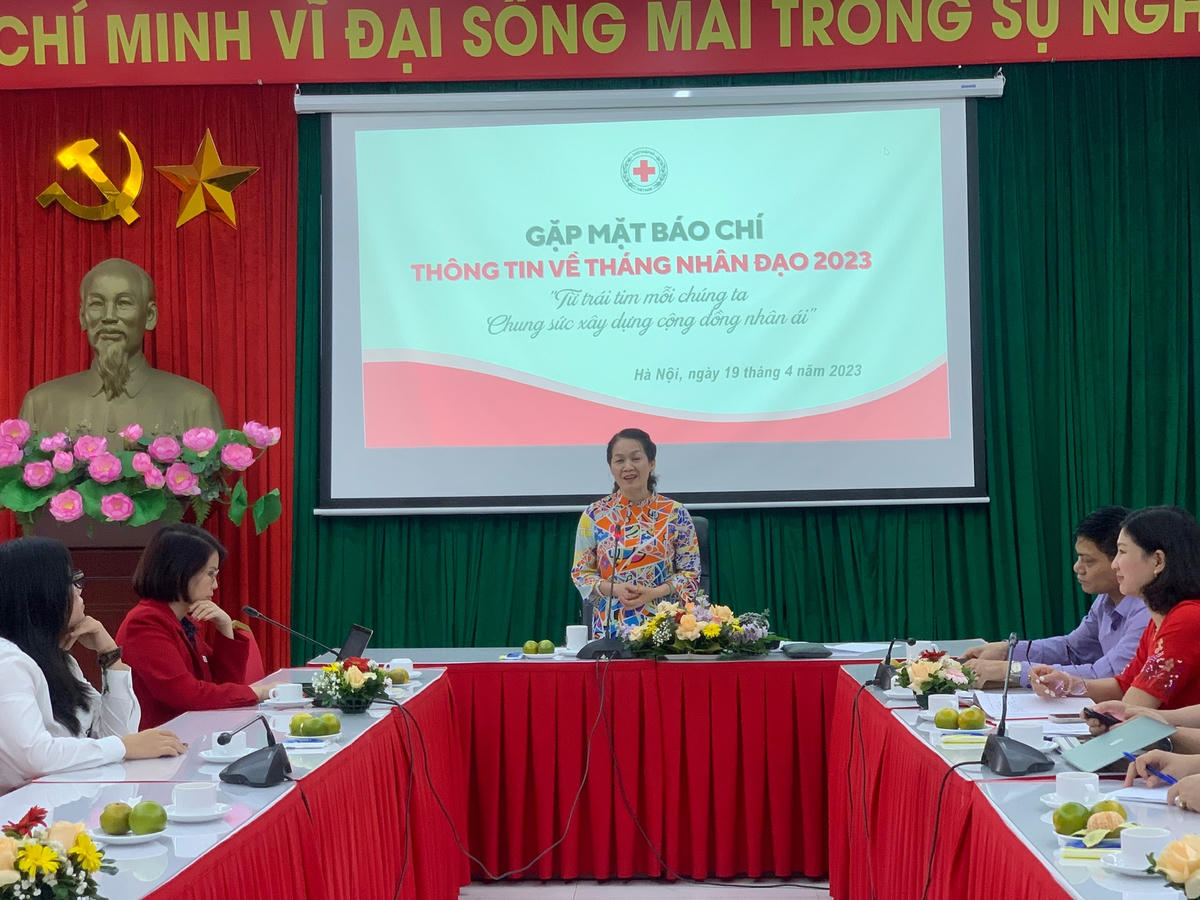 Chủ tịch Hội Chữ thập đỏ Việt Nam Bùi Thị Hòa phát biểu tại cuộc gặp mặt báo chí.