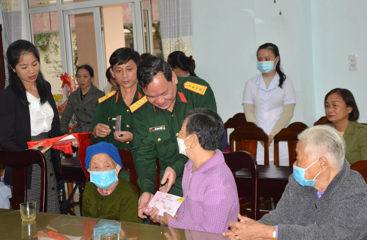 Thăm, tặng quà cho các thương, bệnh binh ở Quảng Nam.