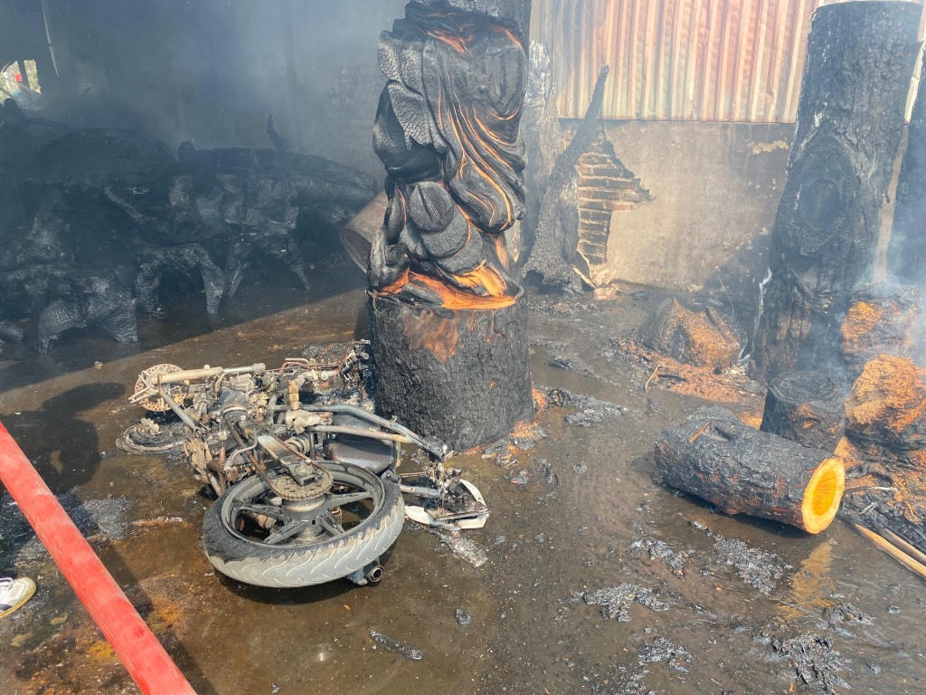 Vụ cháy khiến nhiều vật dụng, nguyên liệu và sản phẩm gỗ cháy đen và biến dạng. Ảnh: QMG.