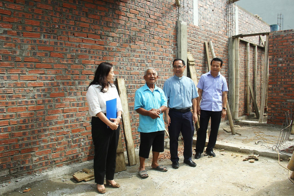 Ông Nguyễn Việt Hùng, Trưởng ban Dân vận, Chủ tịch UBMTTQ cùng lãnh đạo thành phố Thanh Hóa và các đại biểu đã tới thăm 9 gia đình đang xây dựng nhà ở tại phường Nam Ngạn.
