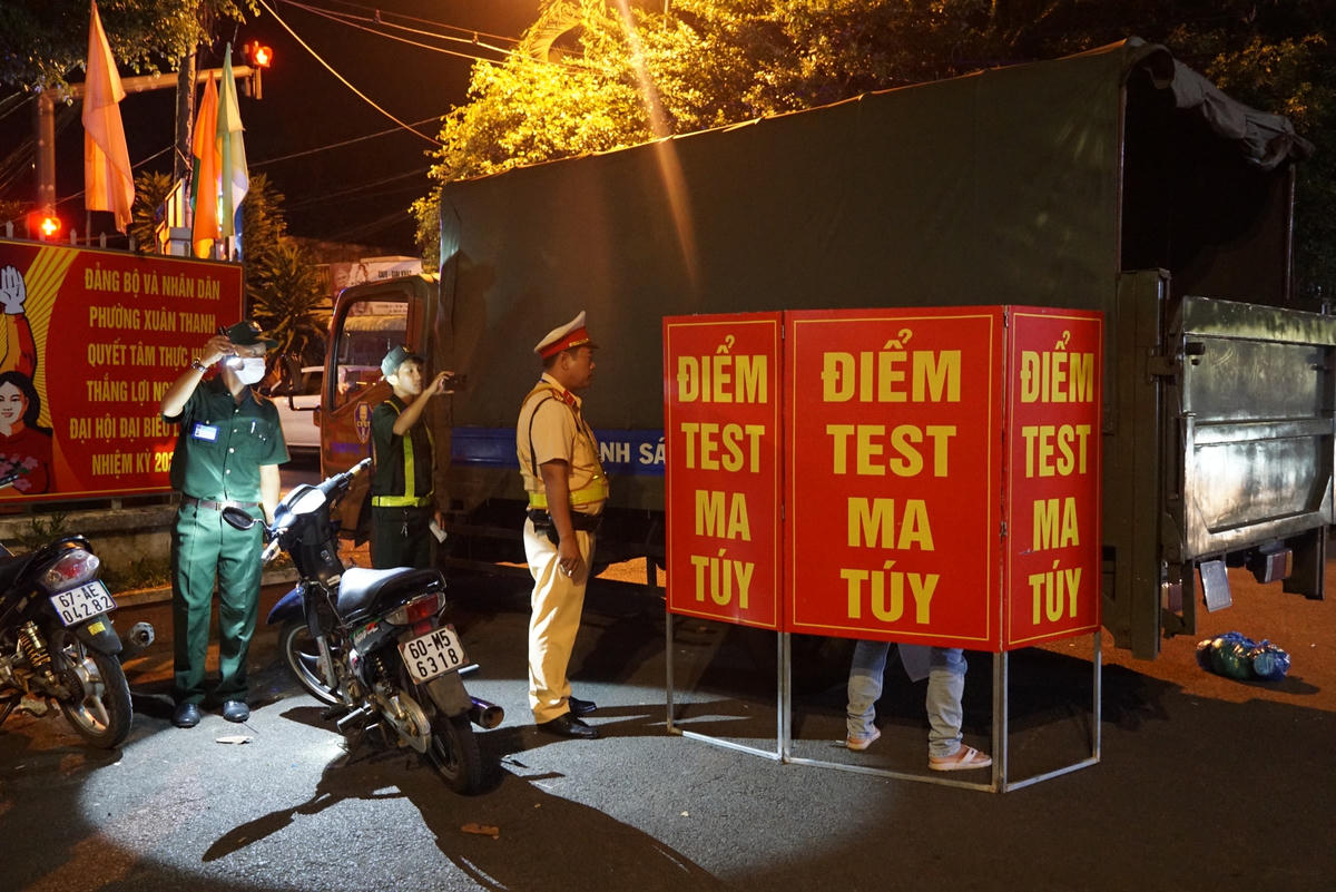 Thực hiện test nhanh ma túy đối với người điều khiển xe máy có dấu hiệu sử dụng ma túy. Ảnh: Mạnh Thìn.