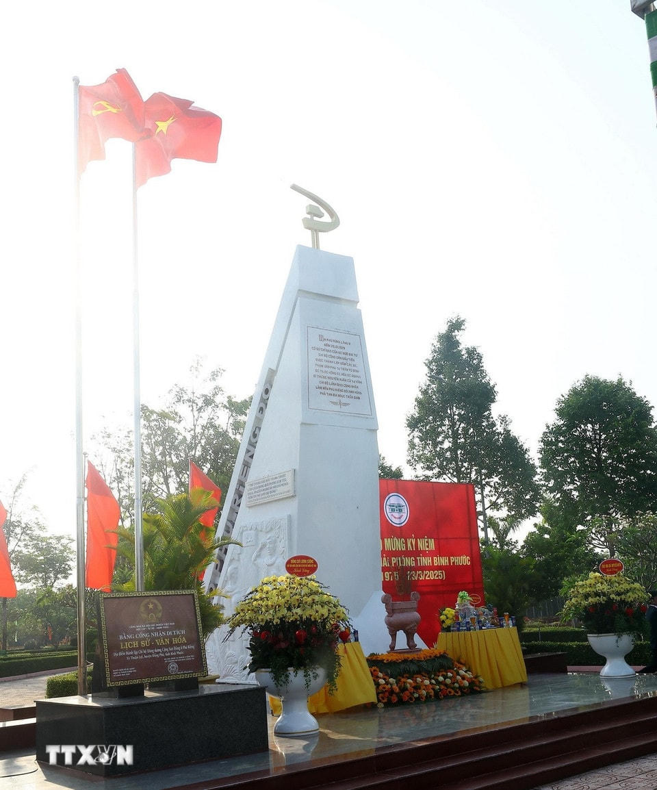 Chủ tịch nước Lương Cường và các đại biểu dâng hương tại Khu Di tích lịch sử Quốc gia Phú Riềng Đỏ, tại xã Thuận Lợi, huyện Đồng Phú. (Ảnh: Lâm Khánh/TTXVN)