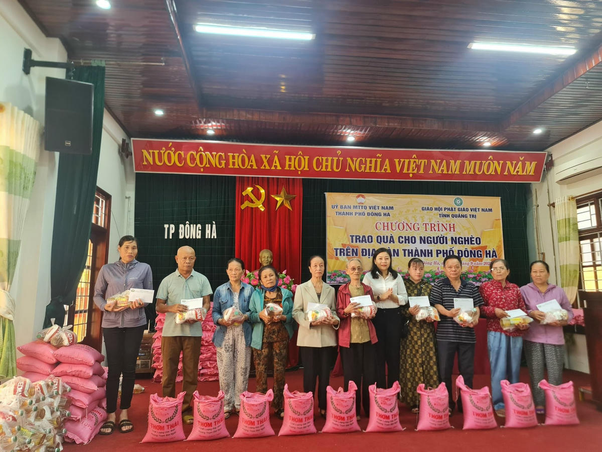 Quảng Trị: Trao tặng 100 suất quà đến hộ nghèo, cận nghèo