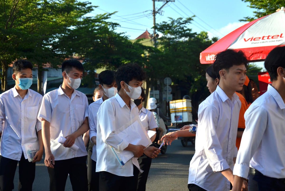 Rất đông thí sinh đến các điểm thi.