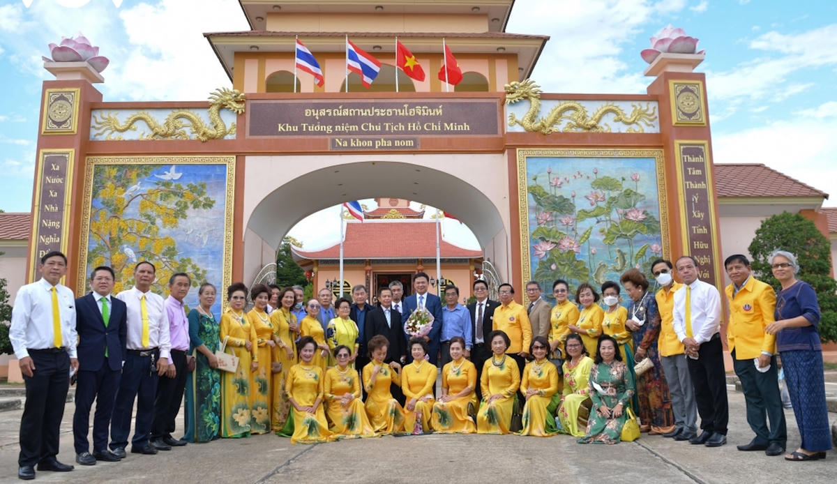 Người Việt đến thăm khu tưởng niệm Bác Hồ trên đất nước Thái Lan.  