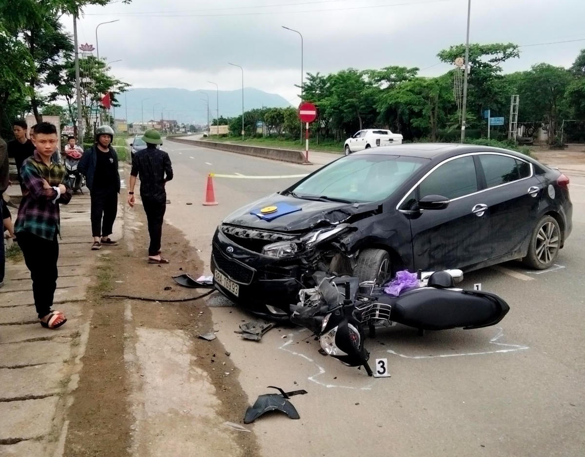 Xe máy chạy ngược chiều va chạm ô tô, hai người thương vong