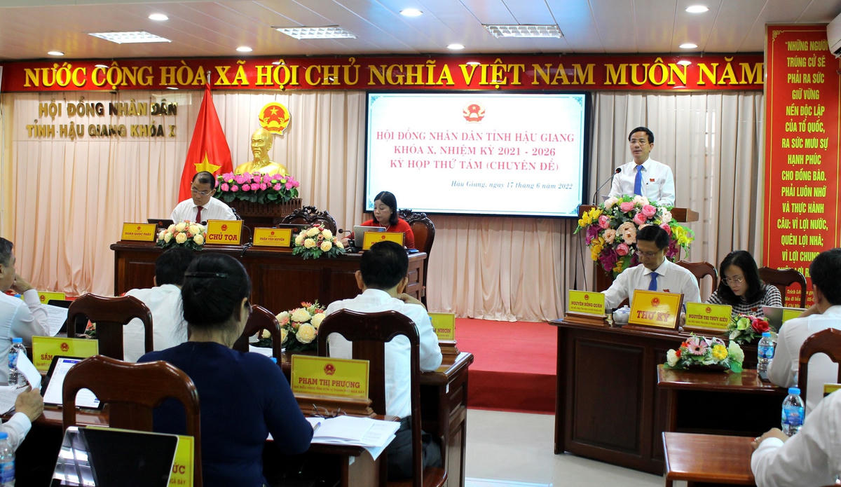 Ông Trần Văn Huyến - Phó Bí thư Thường trực Tỉnh ủy, Chủ tịch Hội đồng nhân dân tỉnh Hậu Giang dự họp và chỉ đạo Kỳ họp Chuyên đề của Hội đồng nhân dân tỉnh.