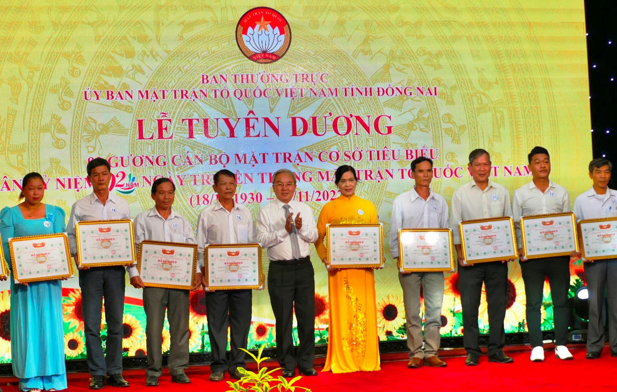 92 gương cán bộ Mặt trận cơ sở tiêu biểu trong xây dựng khối Đại đoàn kết toàn dân tộc trên địa bàn tỉnh Đồng Nai năm 2022 nhận bằng khen. Ảnh: Duy Nam.