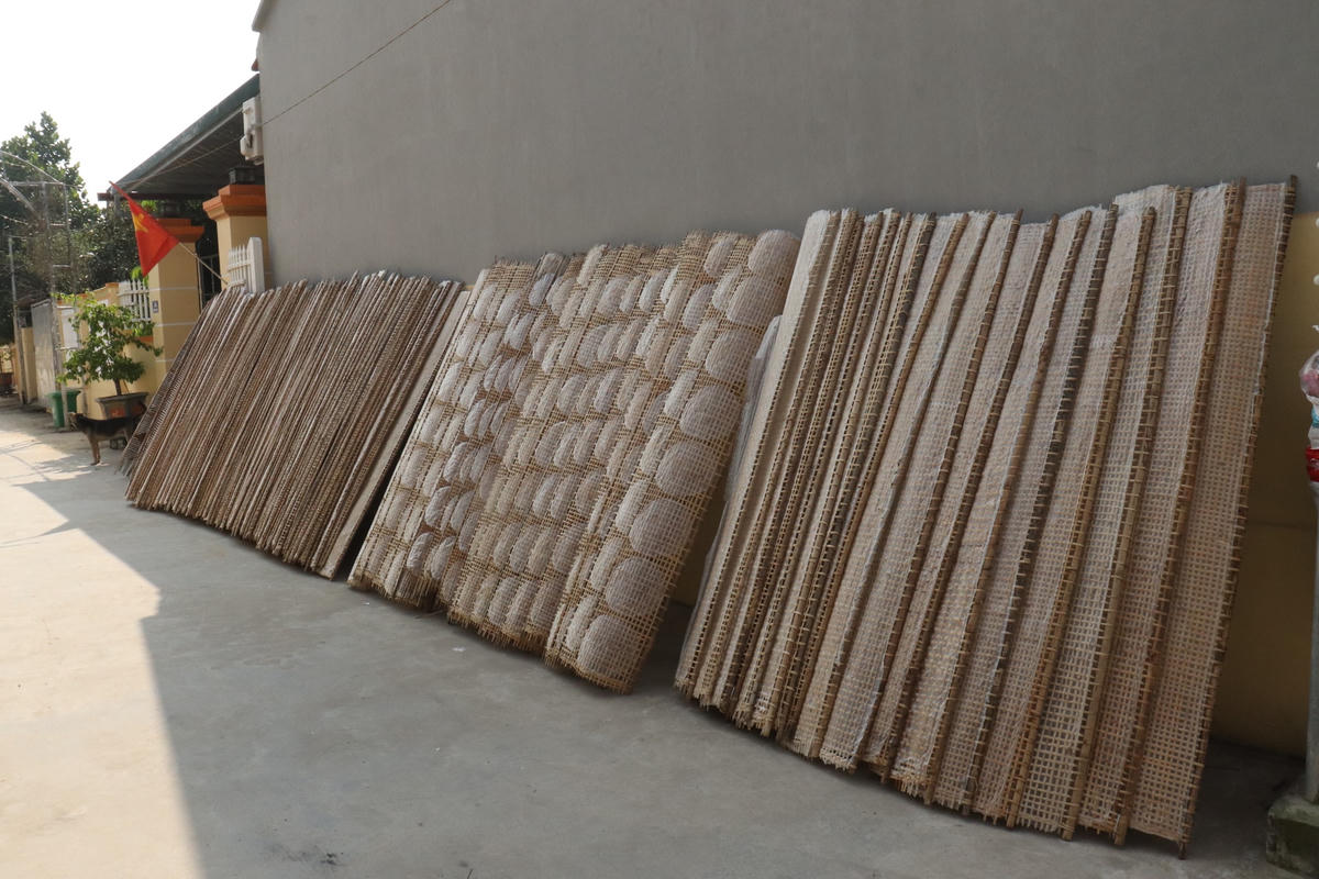 Ngay từ tháng 9 âm lịch, các gia đình đã phải chuẩn bị sẵn nguyên vật liệu, trành phơi, thêm nhân công để tăng sản lượng cho kịp các đơn hàng được đặt trước.  