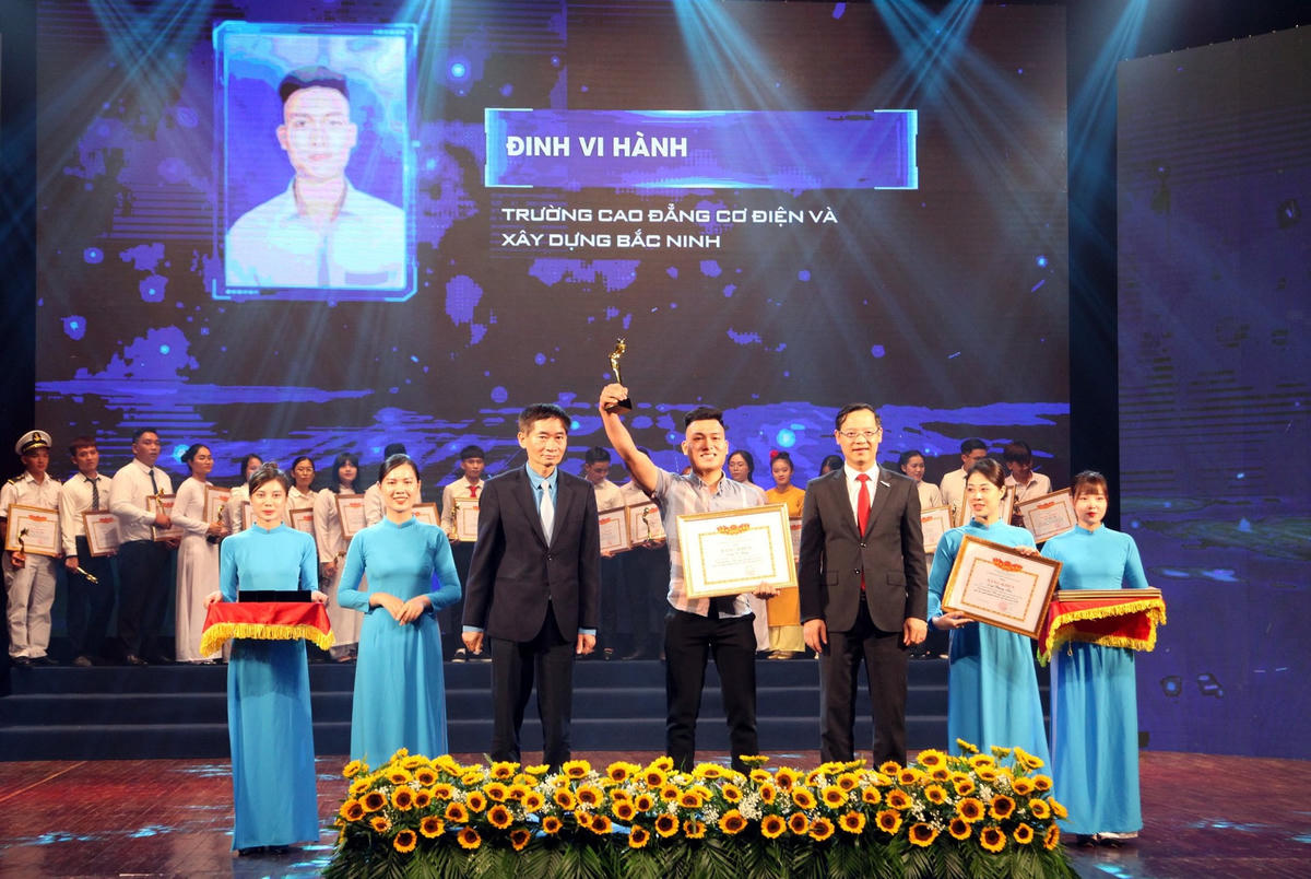 Trong số 100 học sinh, sinh viên được tuyên dương có 21 học sinh, sinh viên là người dân tộc thiểu số.