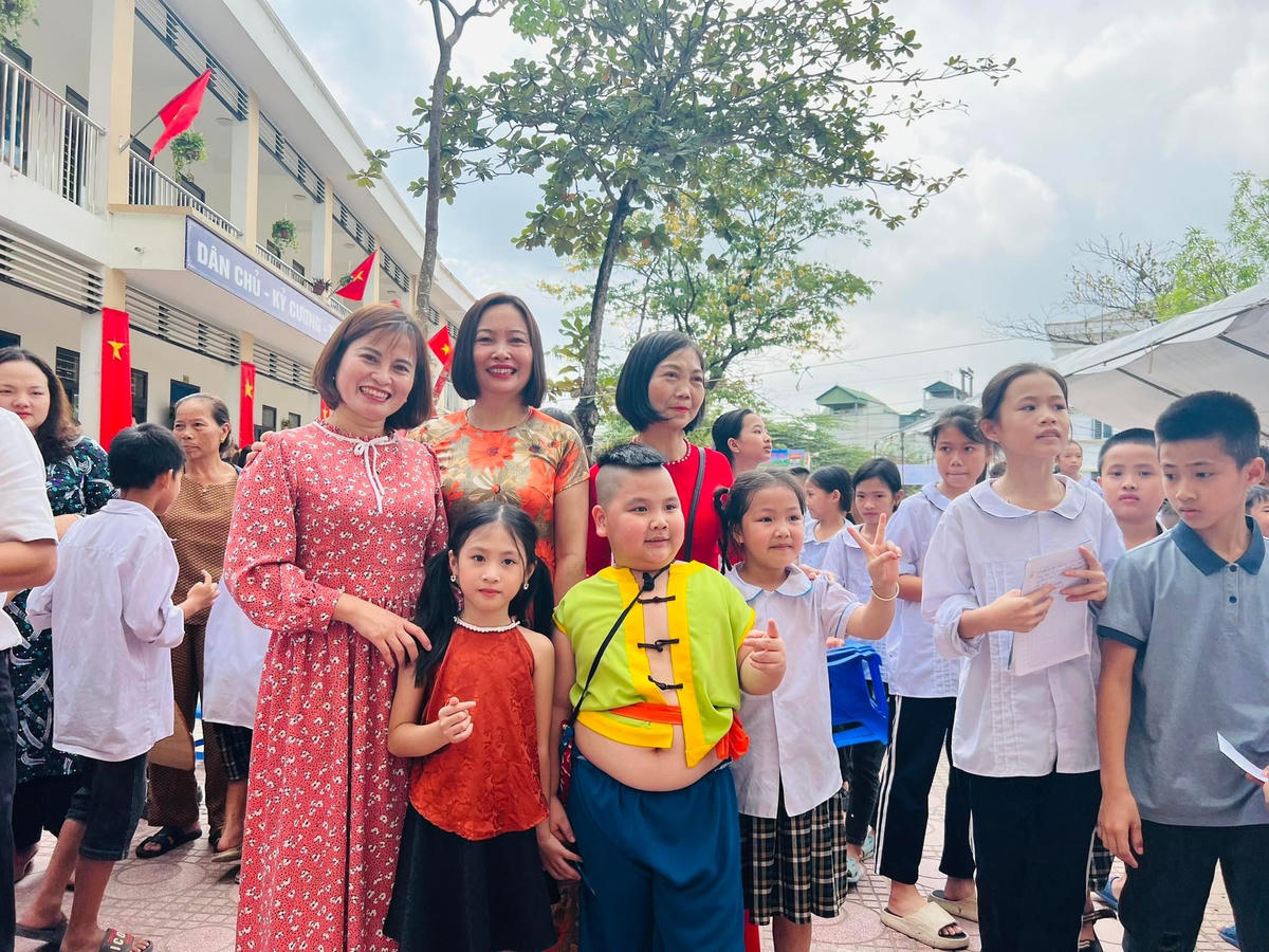 Giáo viên và học sinh chụp ảnh cùng các diễn viên nhí.