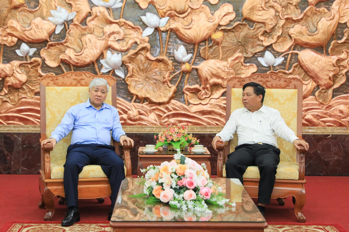    Bí thư Trung ương Đảng, Chủ tịch UBTƯ MTTQ Việt Nam Đỗ Văn Chiến và Đoàn đại biểu cấp cao UBTƯ MTTQ Việt Nam thăm và làm việc với Đại sứ quán Việt Nam tại Campuchia. Ảnh: Quang Vinh.