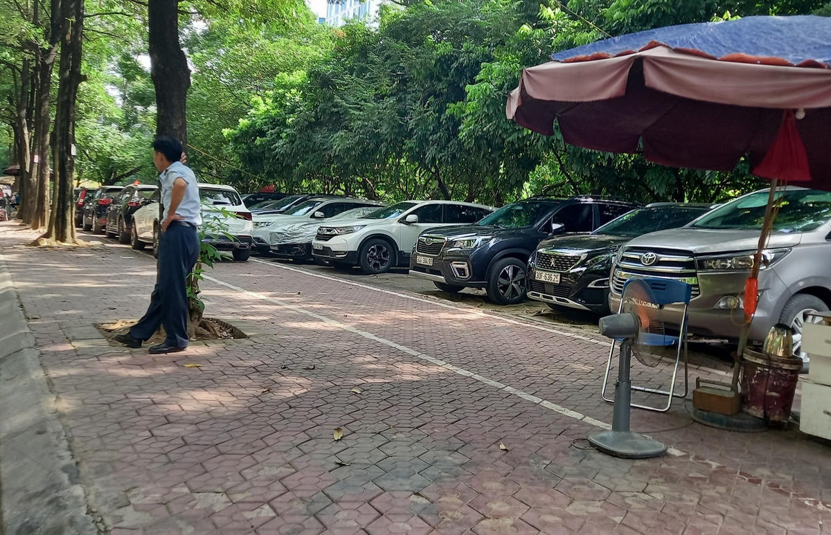 Đặc biệt bên trong ngõ 76 và 86 đường Duy Tân, phường Dịch Vọng Hậu, quận Cầu Giấy (Hà Nội) có 2 điểm trông giữ xe tự phát hoạt động nhiều năm nay.