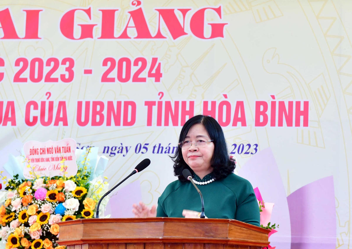 Phát biểu tại Lễ khai giảng năm học mới tại Trường TH&THCS Cao Sơn, Bí thư Trung ương Đảng, Trưởng Ban Dân vận Trung ương Bùi Thị Minh Hoài mong muốn thầy và trò nhà trường nỗ lực vượt khó để tiếp tục hoàn thành tốt nhiệm vụ dạy và học. Ảnh: N.Lộc