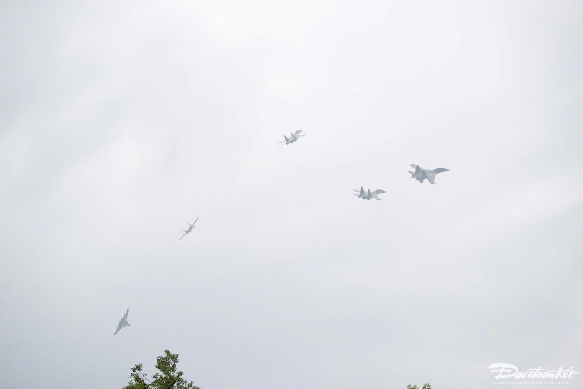 Hình ảnh những chiếc Su-30MK2 xé gió trên bầu trời Hà Nội.