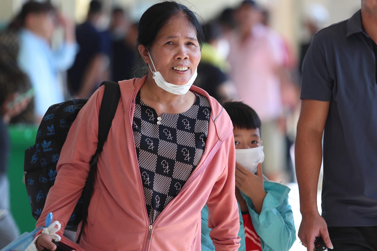 Theo ông Kiên, bến xe cũng yêu cầu các doanh nghiệp vận tải ký cam kết không chở quá số người quá số ghế quy định, cung cấp đủ vé tại các quầy bán vé tại bến xe, phải niêm yết đầy đủ giá vé trong và ngoài xe và không thu cao hơn giá vé đã niêm yết.