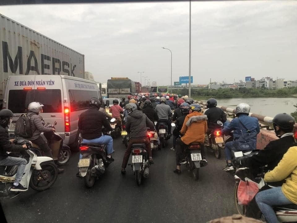 Vụ tai nạn khiến tuyến đường QL5 bị ùn tắc trong nhiều giờ.